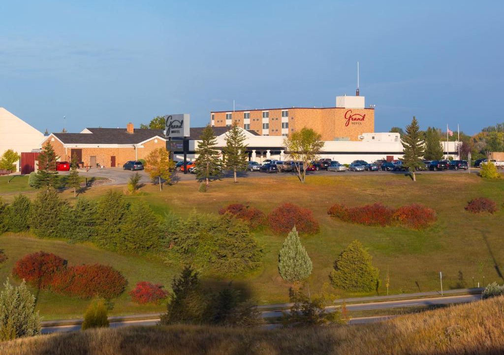 Grand Hotel | Minot