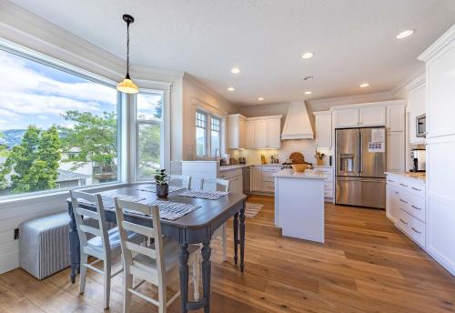 Lincoln | Hood River