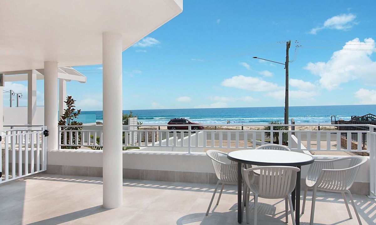 Xavier Dunes Hampton Style Beachfront Holidaying | Tugun