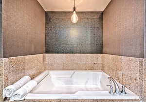 1-of-a-kind Suite✔StripView ✔PoolTable✔Full Size Arcade