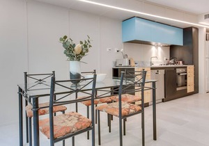 2 mins walking to harbour bridge