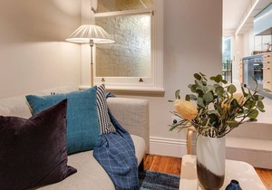 2 mins walking to harbour bridge