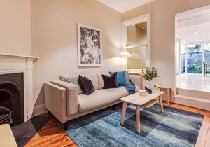 2 mins walking to harbour bridge