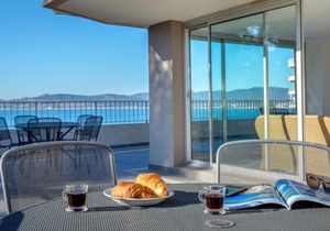 2 Pièces avec Balcon et Terrasse - Plage à 50m - Clim, WiFi, Parking - FR-1-466A-17