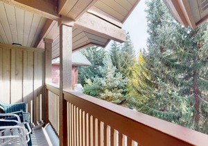 2BR in Symphony close to Whistler Village with Complex Hot Tub and Gas Fireplace