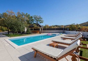 3 bedroom accommodation in Zagvozd