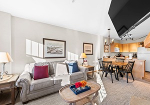 3 min Walk to Gondola, Private Balcony w/Decrum Square & Mountain Views