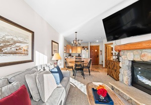 3 min Walk to Gondola, Private Balcony w/Decrum Square & Mountain Views