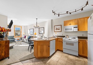 3 min Walk to Gondola, Private Balcony w/Decrum Square & Mountain Views