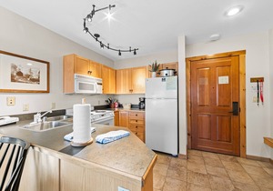 3 min Walk to Gondola, Private Balcony w/Decrum Square & Mountain Views