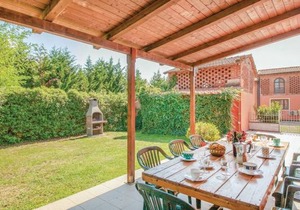 4 bedroom accommodation in Orentano PI