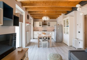 Apartment of about 80 sqm, perfect for 4/6 people (but it can host up to 7 people), located in a pedestrian area, on the ground floor of a renovated house overlooking Lake Como. The property is located in the historic centre of the enchanting Carate Urio