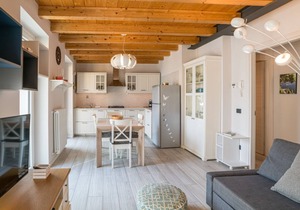 Apartment of about 80 sqm, perfect for 4/6 people (but it can host up to 7 people), located in a pedestrian area, on the ground floor of a renovated house overlooking Lake Como. The property is located in the historic centre of the enchanting Carate Urio