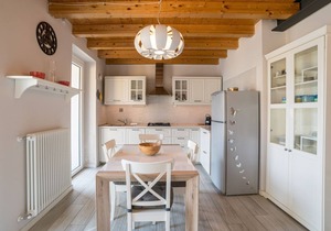 Apartment of about 80 sqm, perfect for 4/6 people (but it can host up to 7 people), located in a pedestrian area, on the ground floor of a renovated house overlooking Lake Como. The property is located in the historic centre of the enchanting Carate Urio