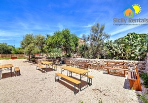 apartment with pool near the sea