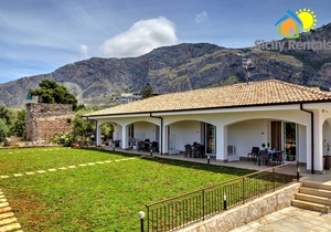 apartment with pool near the sea