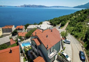Apartment with shared swimming pool