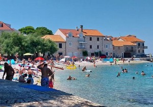 Apartments with a parking space Sutivan, Brac - 744