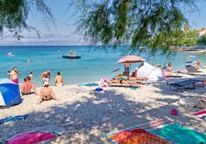 Apartments with a parking space Sutivan, Brac - 2842