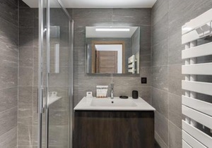 Appartement élégant près des pistes avec sauna, hammam, salle de sport et parking couvert - FR-1-569-47