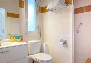 Appartement 2P avec Balcon, Clim, à 50m de la Plage et Centre-ville, WiFi et Parking Disponibles - FR-1-466A-3