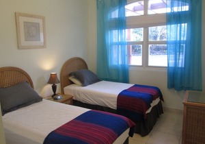BEACHSIDE!+ SWIM with our TURTLES - SPACIOUS KING Bedroom Apt on HOOPERS BEACH