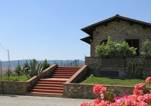 Beautiful apartment in villa for 5 people with WIFI, pool, terrace, pets allowed and parking