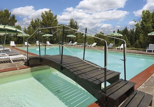 Beautiful apartment in villa for 5 people with WIFI, pool, terrace, pets allowed and parking