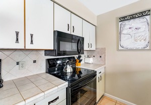 Beautiful Stowe getaway w/shared pool/hot tub, balcony & wood-burning fireplace