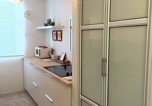 Beautiful sunny large 1 bedroom apartment just one block away from the beach !