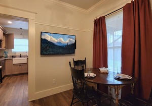 BookStayHop -RedTail Orliena Suite, Relaxing Hot tub and a Tesla Station