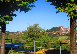 Boutique Apartment w Balcony in Roero wine area of Piedmont, near Asti and Alba.