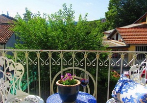 Boutique Apartment w Balcony in Roero wine area of Piedmont, near Asti and Alba.