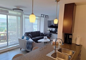 Central 3BR Suite w/Pond View & Luxe Amenities