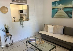 Charming Apartment w/Pool. Just walking minutes from the Beach and Restaurants.