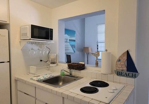 Charming Apartment w/Pool. Just walking minutes from the Beach and Restaurants.