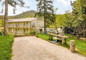 Charming cottage in the middle of nature.