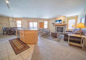 Charming Unit Fireplace, Walk to Slopes, Hot Tub