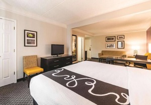 Close to Wax Museum! 2 Pet-Friendly Units, FREE Breakfast and Parking, Pool!