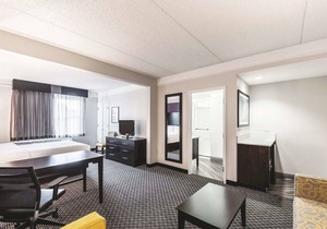 Close to Wax Museum! 2 Pet-Friendly Units, FREE Breakfast and Parking, Pool!