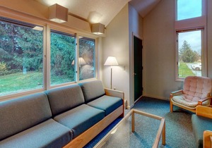 Comfortable Getaway Near Skiing W/ Golf On-Site, Shared Pool & Full Kitchen!