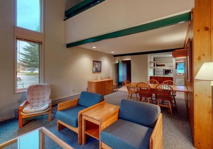 Comfortable Getaway Near Skiing W/ Golf On-Site, Shared Pool & Full Kitchen!