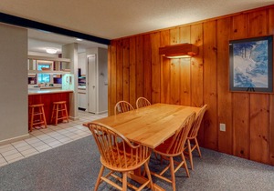 Comfortable Getaway Near Skiing W/ Golf On-Site, Shared Pool & Full Kitchen!