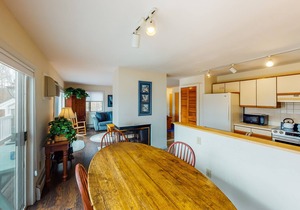 Conveniently located mountain condo with indoor pool & hot tub - close to skiing