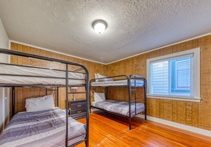 Dog-Friendly Triplex (3 private apartments) - Easy Walk to the Beach & Town