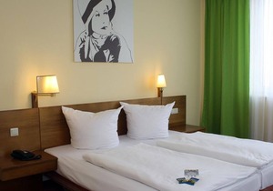 Double room with extra bed, shower or bath, WC - Quick Hotel Dresden West