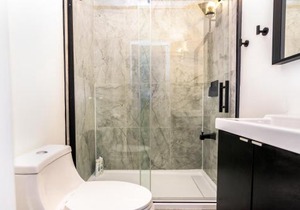 Downtown Retreat-Spacious Rooms with Shared Kitchen & Bath