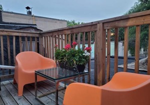 Downtown Retreat-Spacious Rooms with Shared Kitchen & Bath