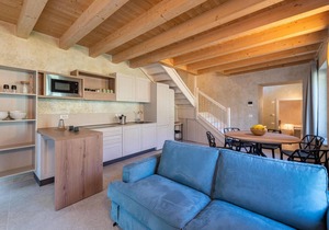 Enjoy your vacation and the view of Lake Garada in this tasteful family farmhouse.