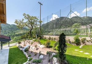 Enjoy your vacation and the view of Lake Garada in this tasteful family farmhouse.